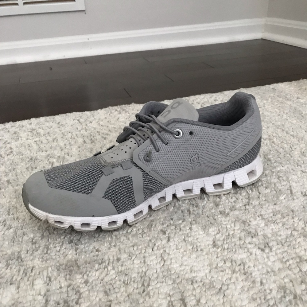 ON CLOUD Mens 7 / Women’s 8.5